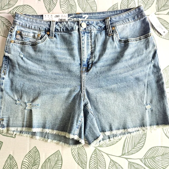 NWT!!! Seven7 Weekend Short Denim Women's Shorts Size 12 / 5" Inseam - Picture 1 of 7